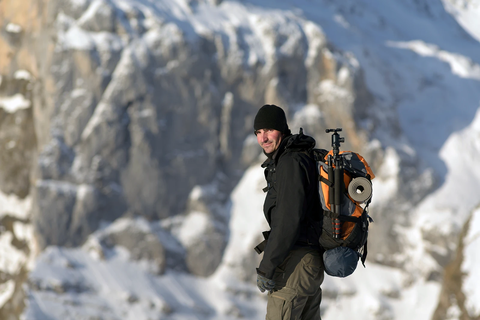 Fotógrafo en un paisaje montañoso en invierno