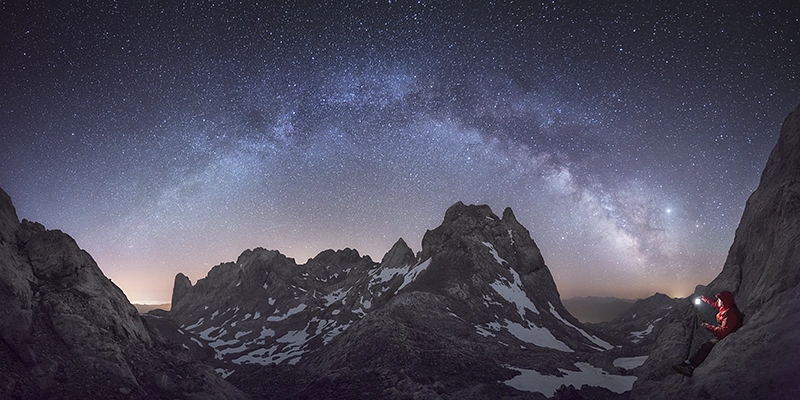 vista panorámica de Picos de Europa con la Vía Láctea