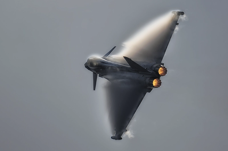 Eurofighter Typhoon desde atrás envuelto en nube