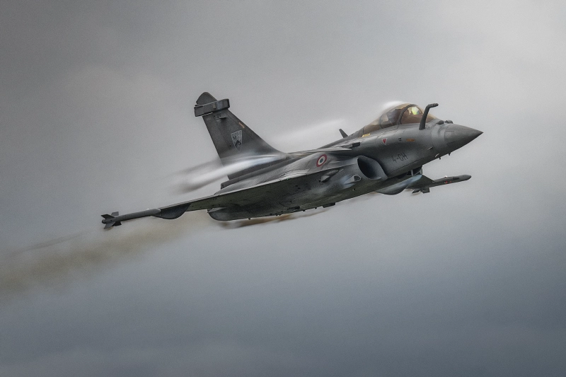 Rafale francés entre estelas y condensación