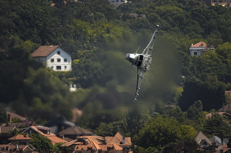 Eurofighter Typhoon virando sobre Gijón