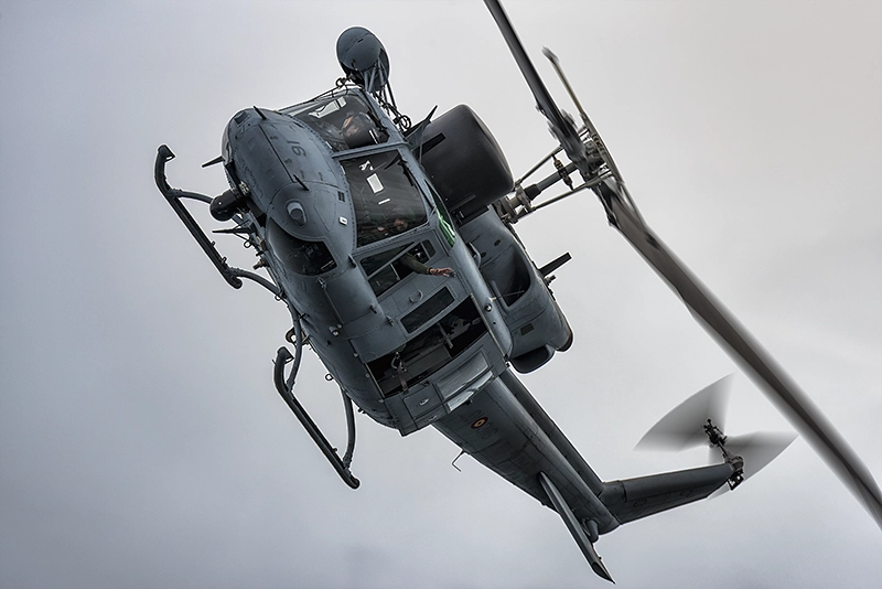 Piloto del Bell-212 saludando