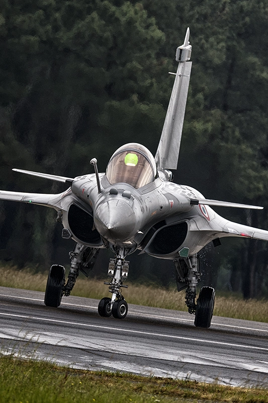 F16 de frente en la pista para despegar