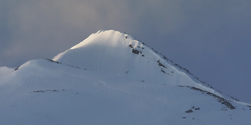 Cima nevada creando juego de luces y sombras